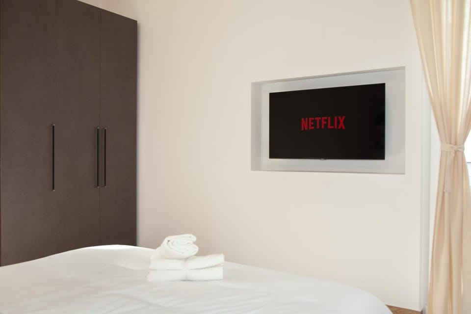 Bed, TV and multimedia, Photo of the whole room, Bedroom, towels
