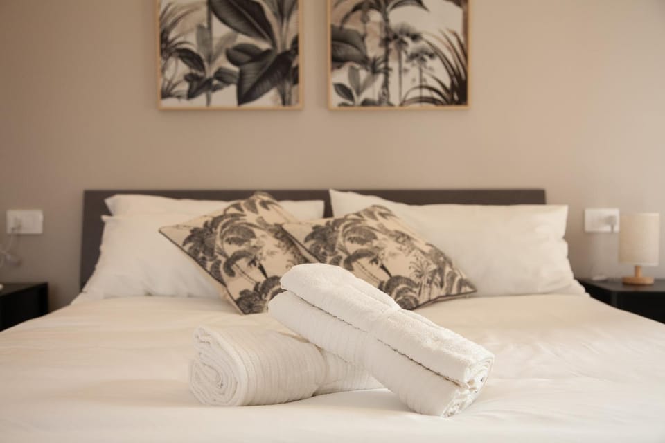 Bed, Bedroom, towels