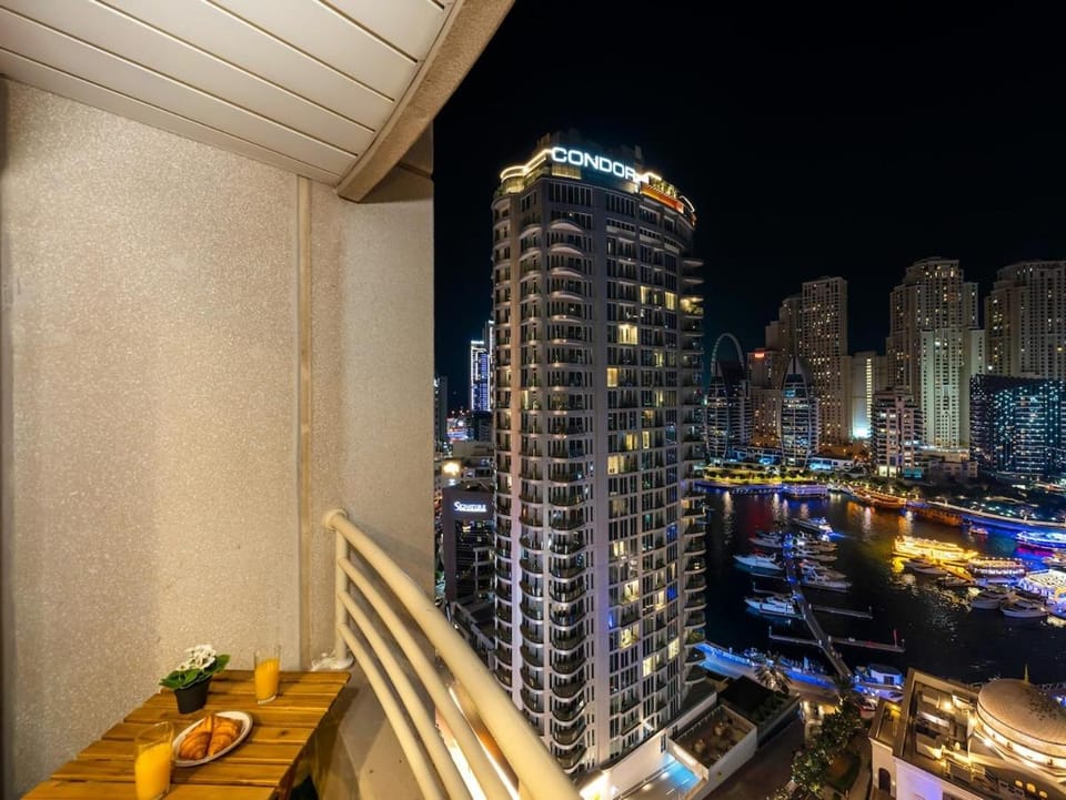 Cozy Home w Spectacular Water View Apartment in Dubai