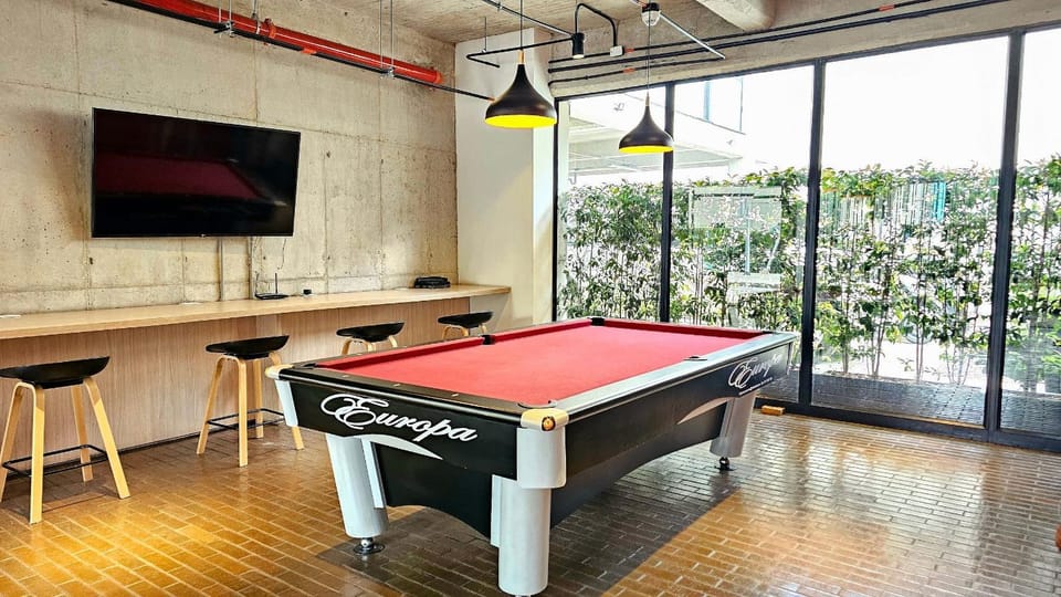 Billiard, Game Room