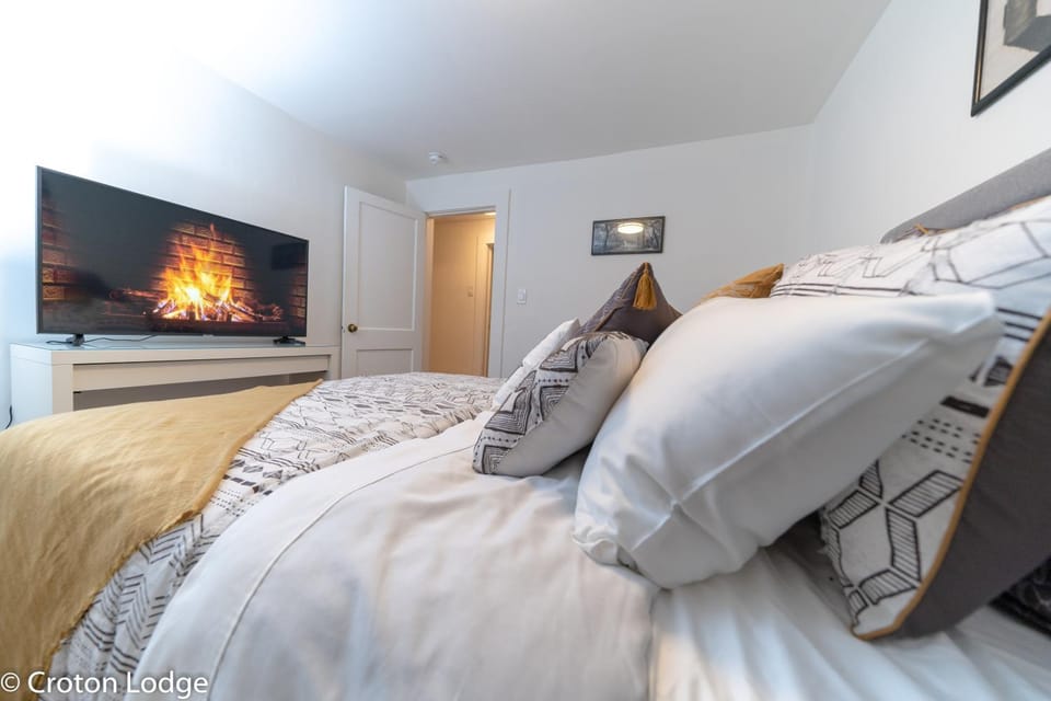 Bed, TV and multimedia, Photo of the whole room, Bedroom