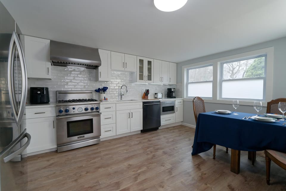 Coffee/tea facilities, Kitchen or kitchenette, Dining area, dishwasher, microwave, oven, pet friendly, stove, toaster, kitchen