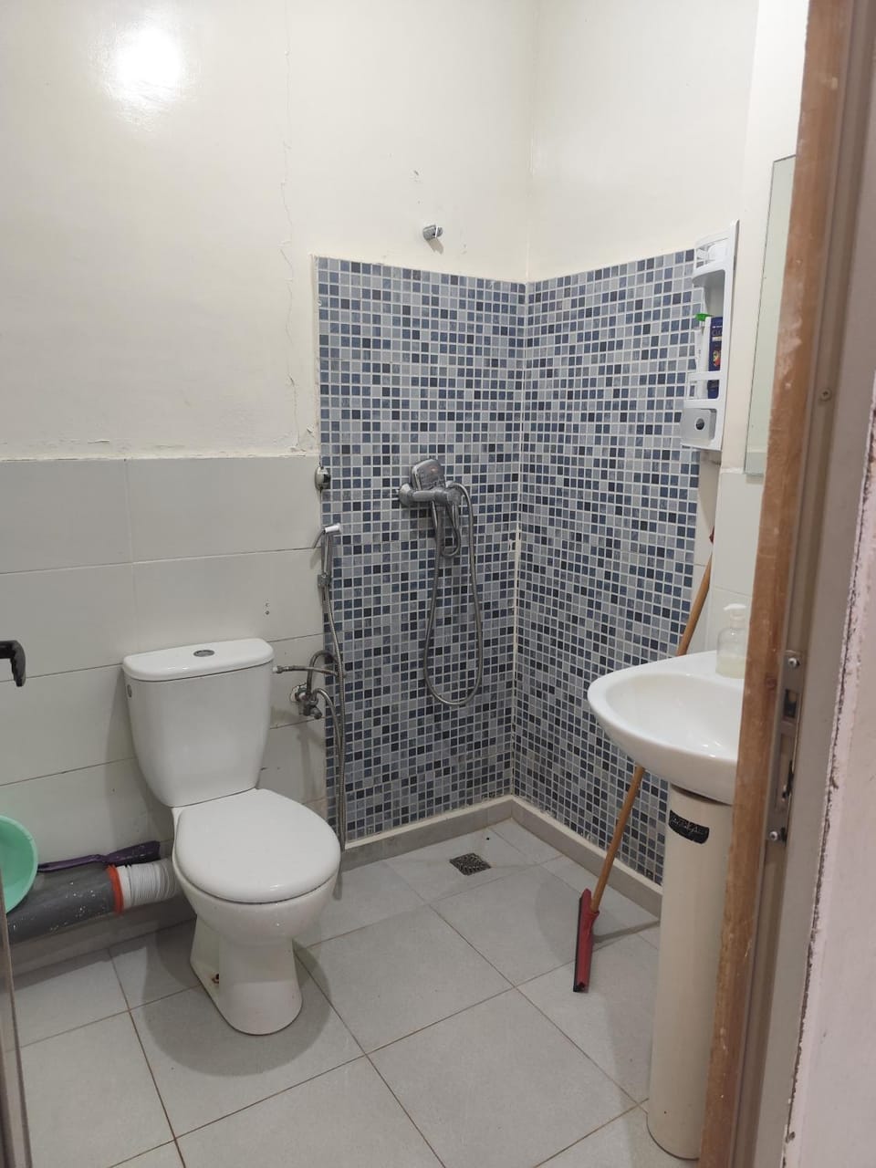 Shower, Toilet