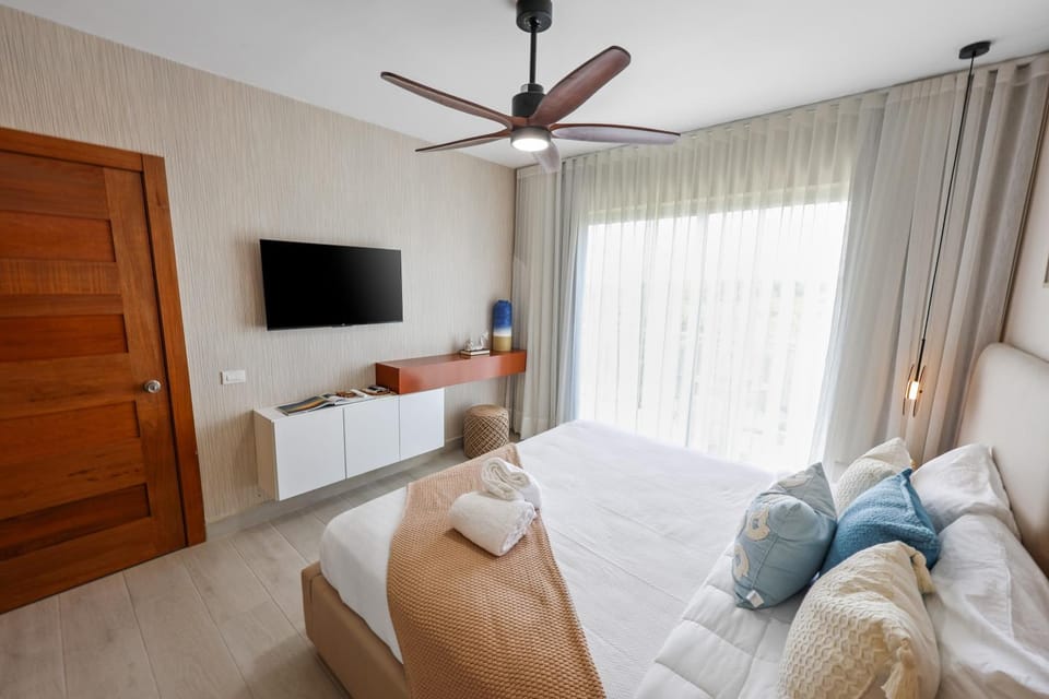 Bed, TV and multimedia, Photo of the whole room
