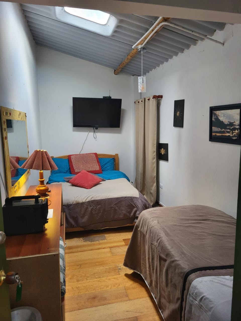Bed, TV and multimedia, Bedroom
