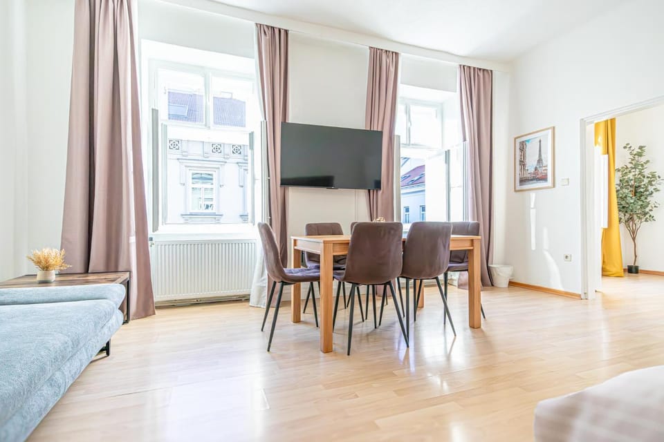 TV and multimedia, Seating area, Dining area