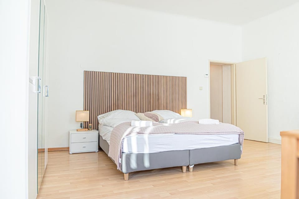 Bed, Bedroom, towels