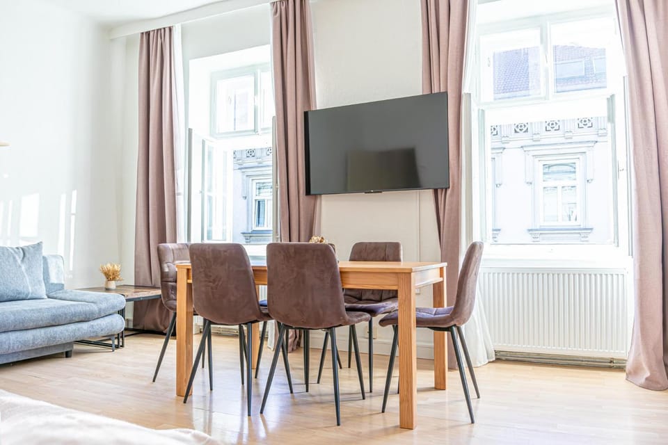 TV and multimedia, Seating area, Dining area