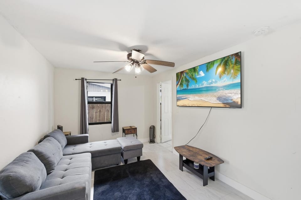 3 bedrooms 1 bathroom Entire Beach Side House Villa in Riviera Beach