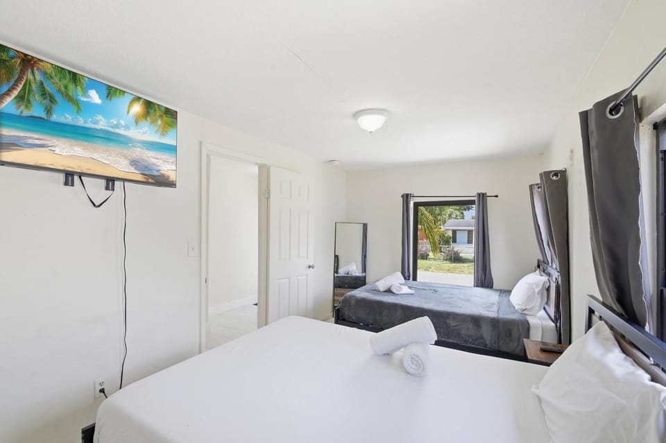 3 bedrooms 1 bathroom Entire Beach Side House Villa in Riviera Beach