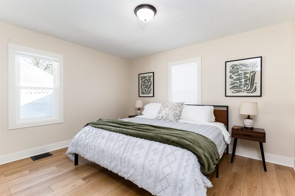 End Zone Escape2BR house 1 mile to ND Stadium! House in South Bend