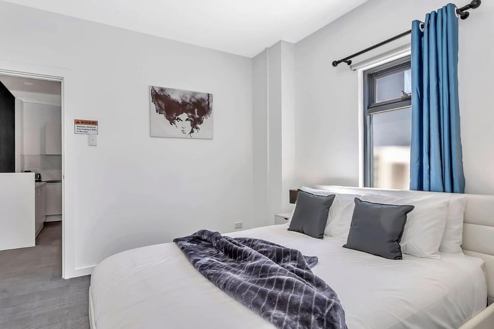 City-Edge Living with Sweeping Views - North Adelaide Apartment in Adelaide