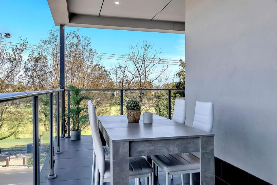 City-Edge Living with Sweeping Views - North Adelaide Apartment in Adelaide