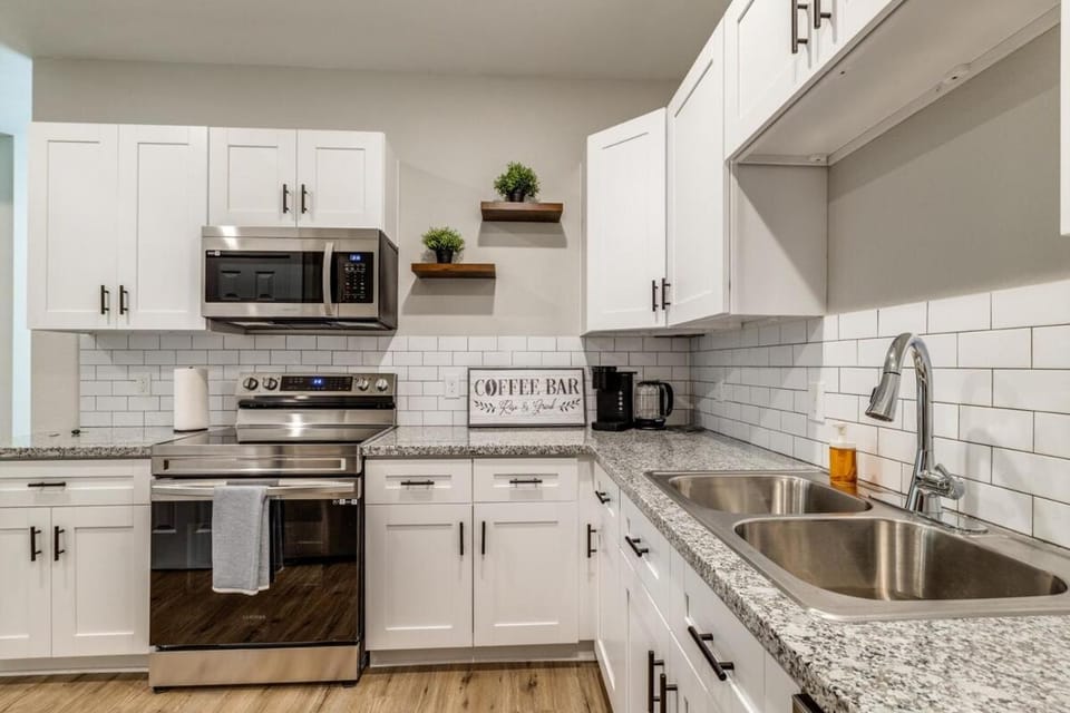 Elegant stylish home in gated neighborhood! House in Houston