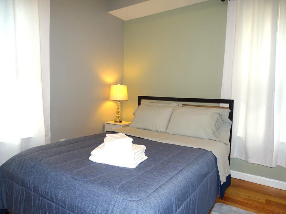 Beautiful 2 Bed Apt Minutes from Encore Apartment in Everett