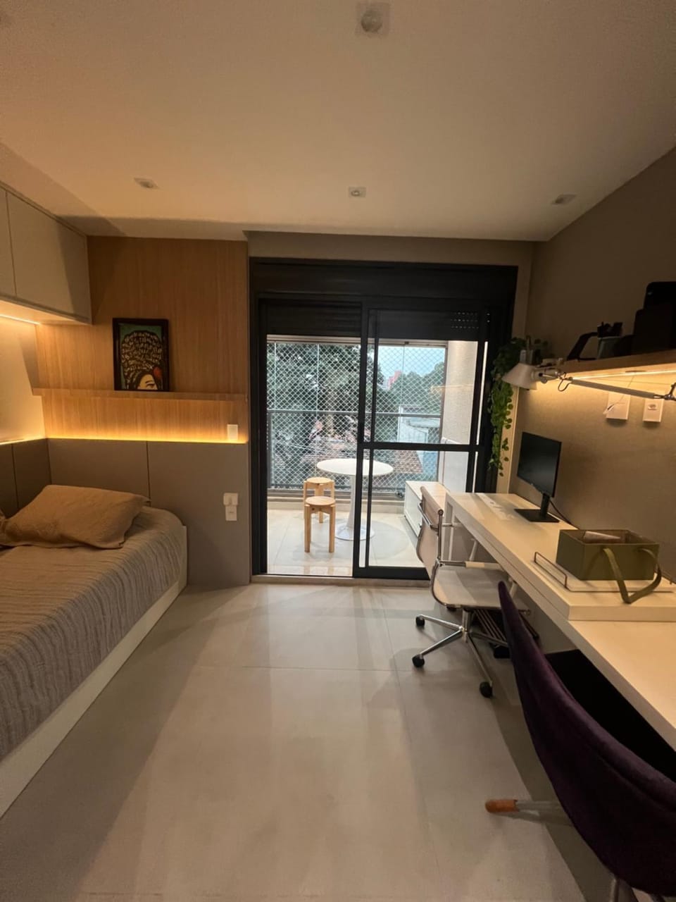 Bed, TV and multimedia, Living room, Photo of the whole room, Seating area, Bedroom