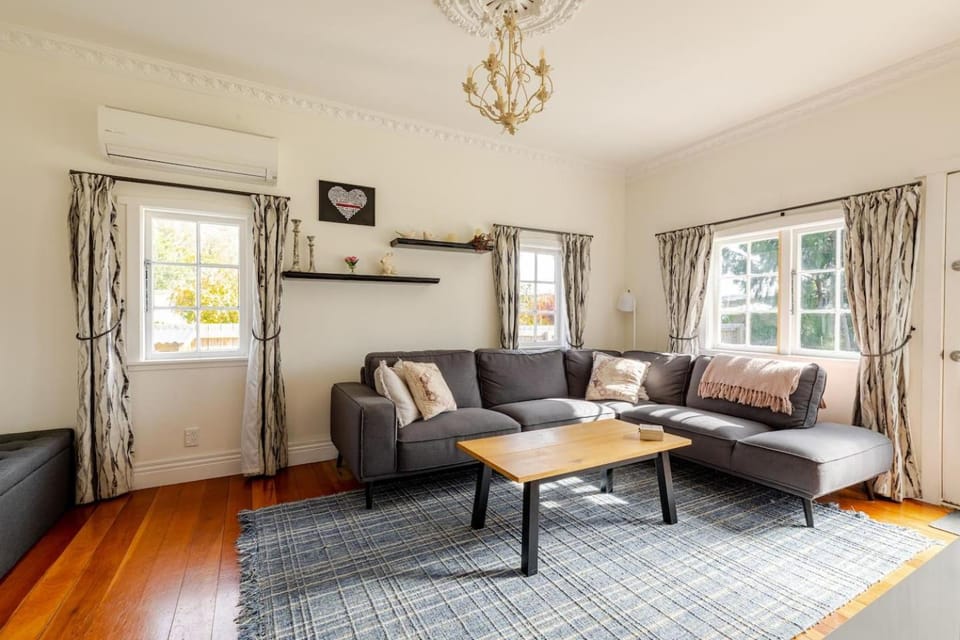 Cute Character Cottage House in Martinborough