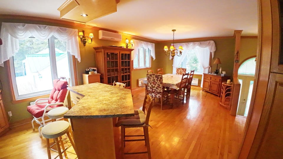 Seating area, Dining area