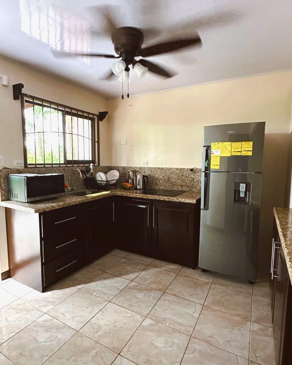 Coffee/tea facilities, Kitchen or kitchenette, oven