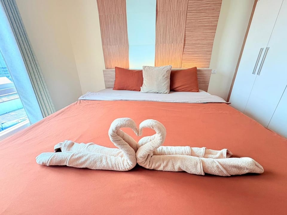 Bed, Photo of the whole room, Bedroom, towels