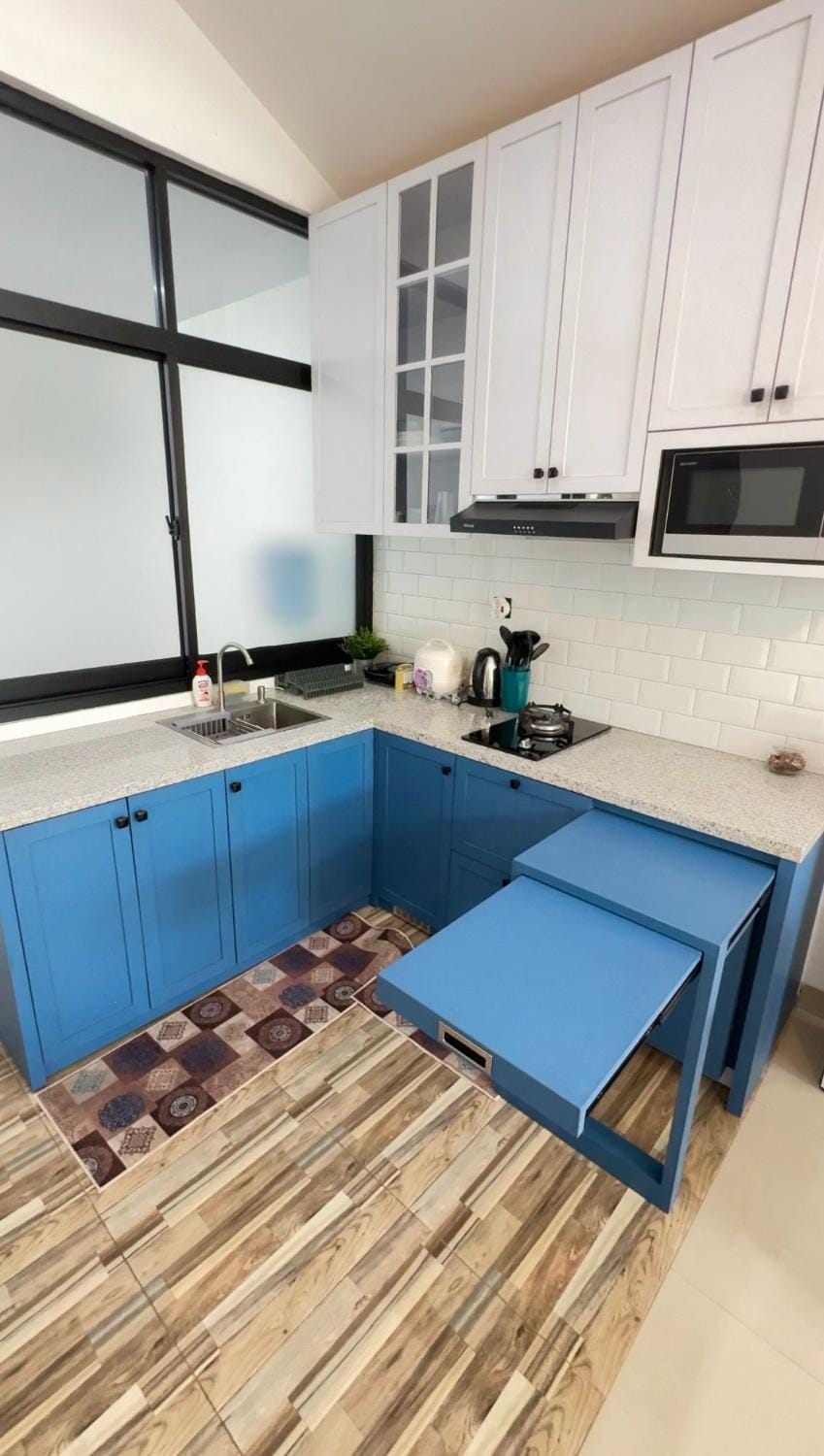 Kitchen or kitchenette, minibar, stove