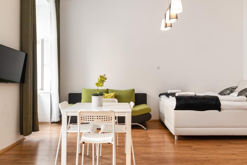 Bed, TV and multimedia, Seating area, Bedroom