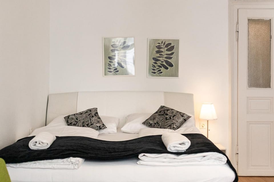 Bed, Bedroom, towels