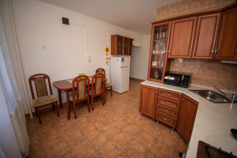 Dining area, kitchen
