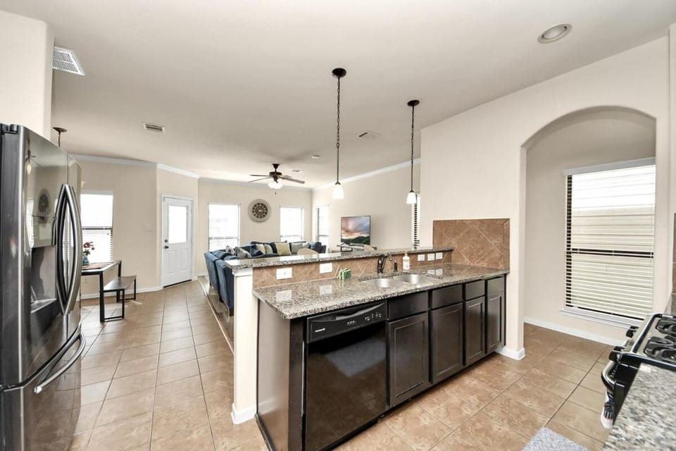 Cozy & Spacious Getaway -4Bedroom With King bed & Backyard House in Houston