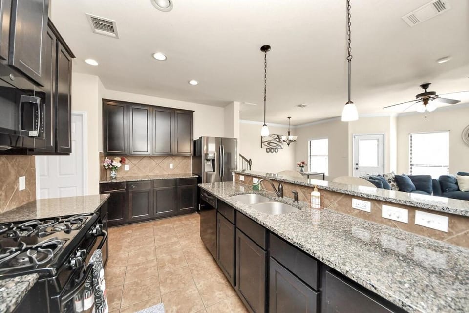 Cozy & Spacious Getaway -4Bedroom With King bed & Backyard House in Houston