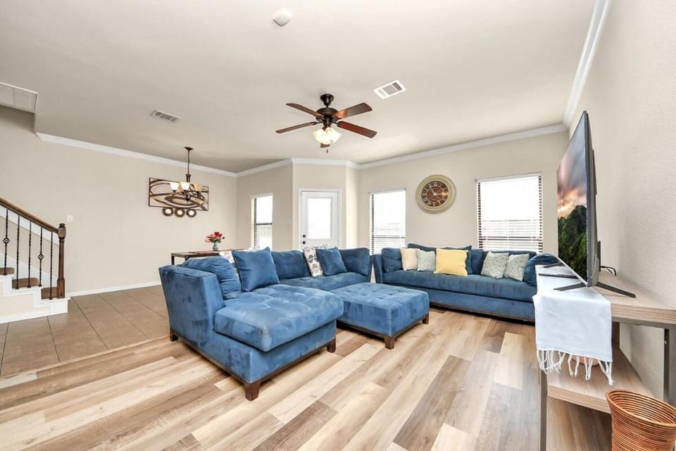 Cozy & Spacious Getaway -4Bedroom With King bed & Backyard House in Houston
