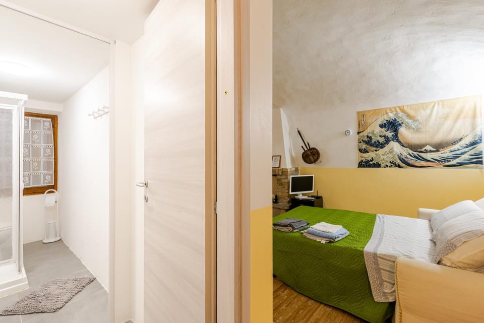Shower, Bed, Bathroom, Photo of the whole room, Bedroom, towels