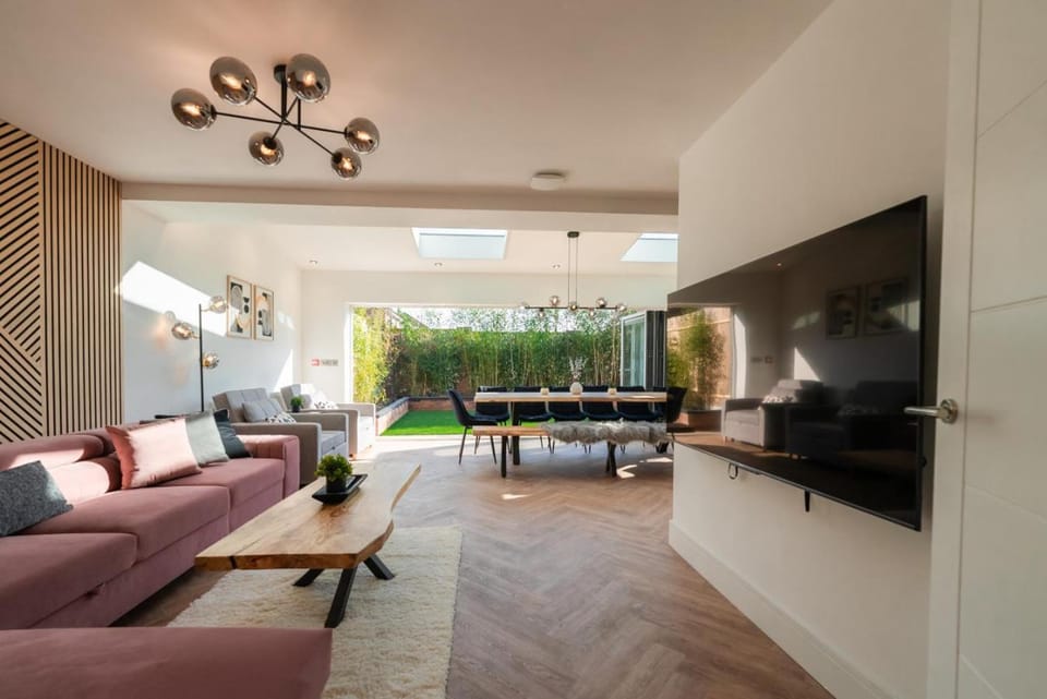 Luxury 8 Bed Home Manchester House in Manchester