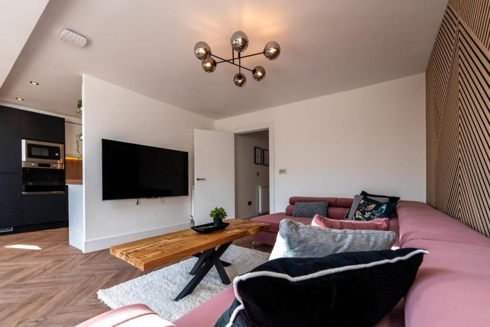 Luxury 8 Bed Home Manchester House in Manchester