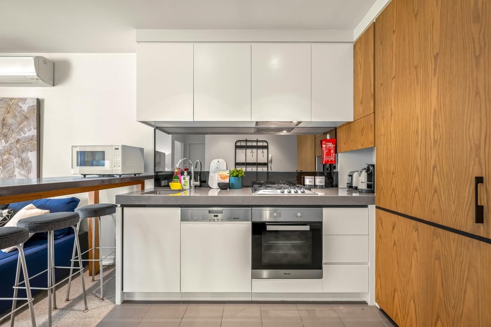 Kitchen or kitchenette, Dining area, dishwasher, minibar, oven, stove, toaster