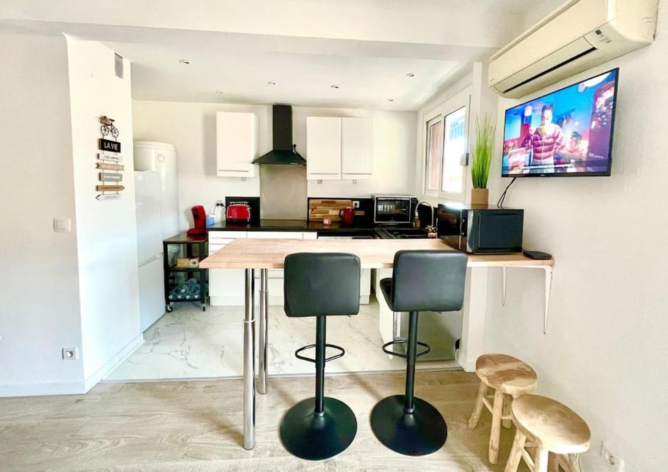 TV and multimedia, Kitchen or kitchenette, Living room, Seating area, oven, stove, air conditioner