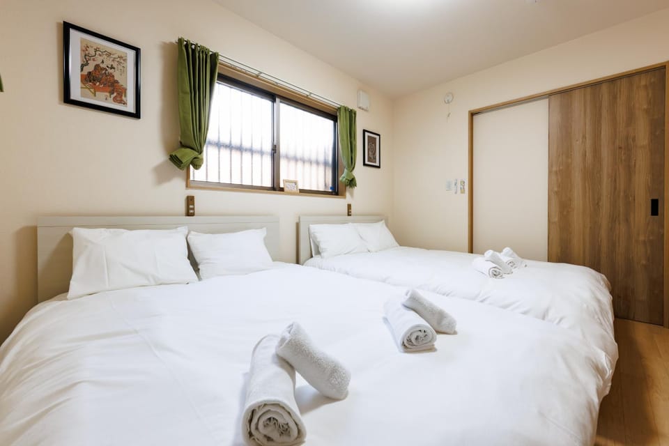 Bed, Bedroom, towels