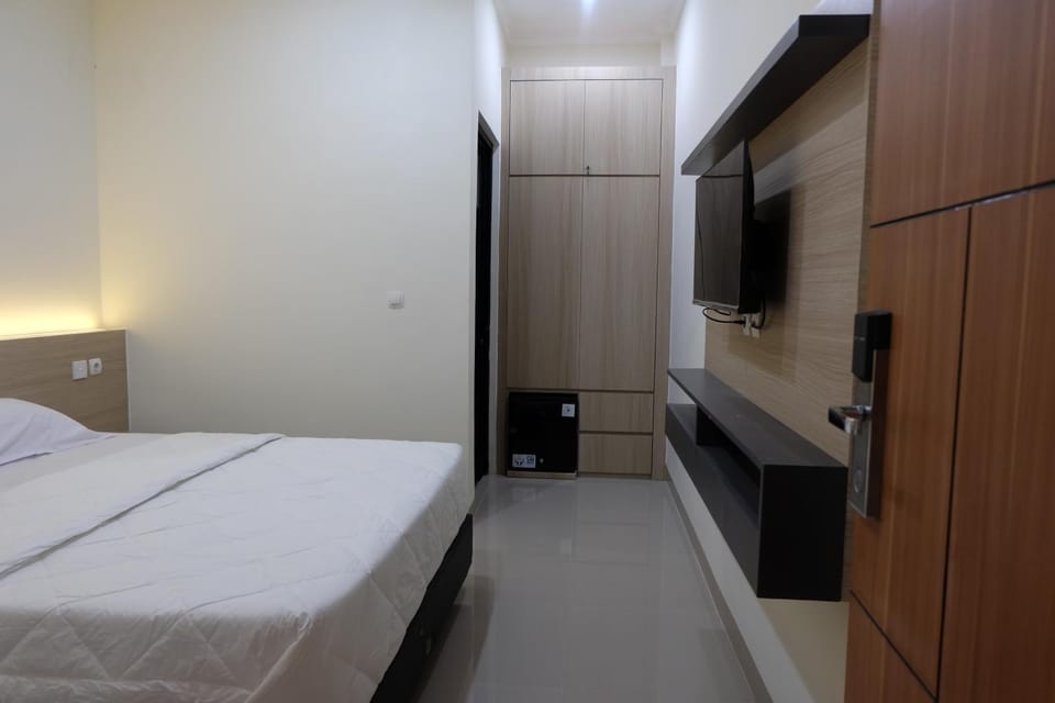 Bed, TV and multimedia, Bedroom, wardrobe