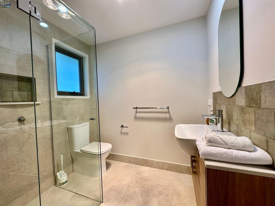 Shower, Toilet, Bathroom, heating, towels