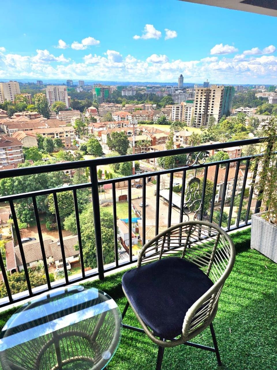 elegant urban escape apartment with heated swimming pool, fully equipped gym,children playing ground,amazing city views and private parking space Apartment in Nairobi