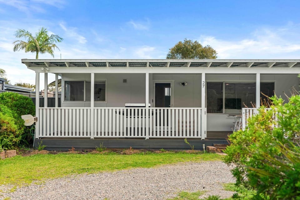 The Salty Deck - Pet friendly & 200m to beach House in Culburra Beach