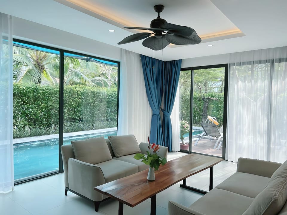 Seating area, Pool view