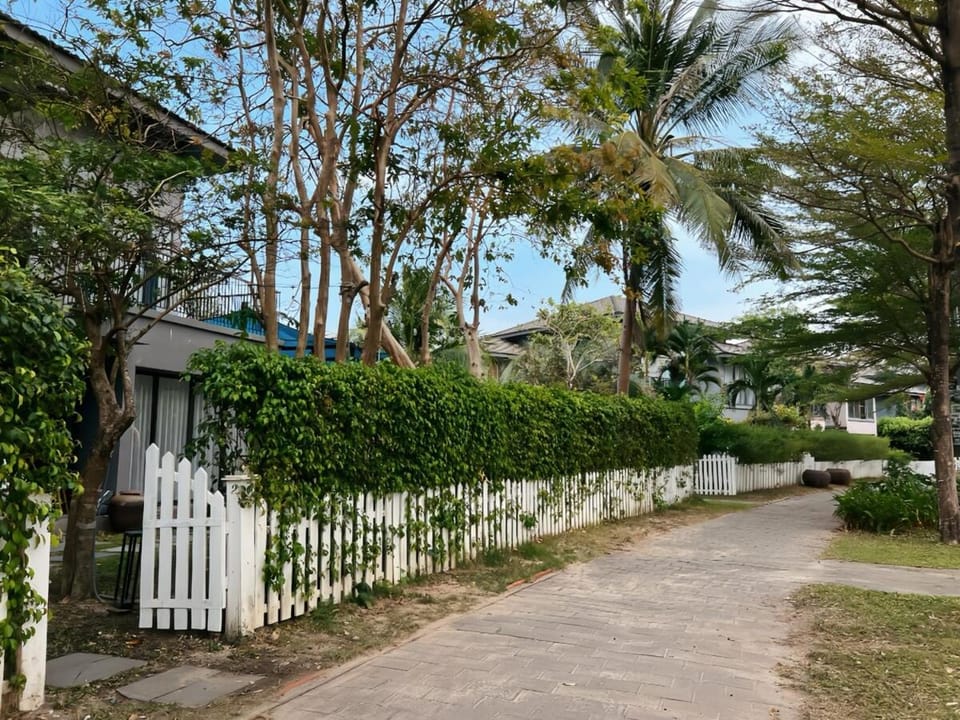 Property building, Day, Neighbourhood, Natural landscape, Street view