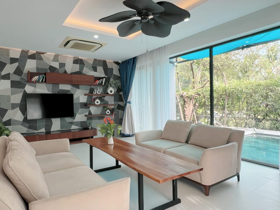 Communal lounge/ TV room, TV and multimedia, Living room, Seating area, Pool view