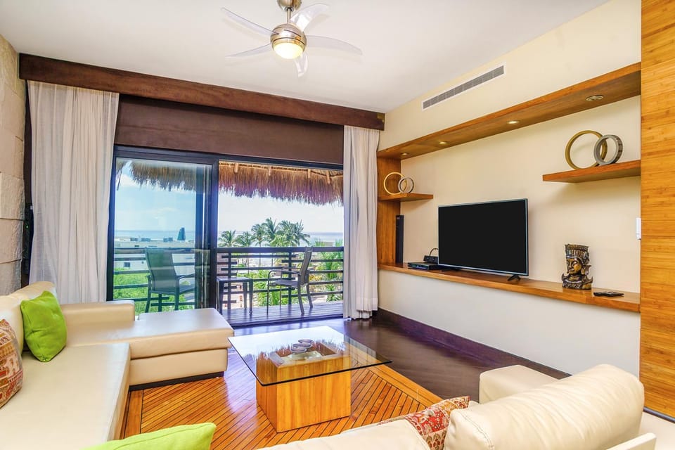 Communal lounge/ TV room, TV and multimedia, View (from property/room), Balcony/Terrace, Living room, Seating area, Evening entertainment, air conditioner