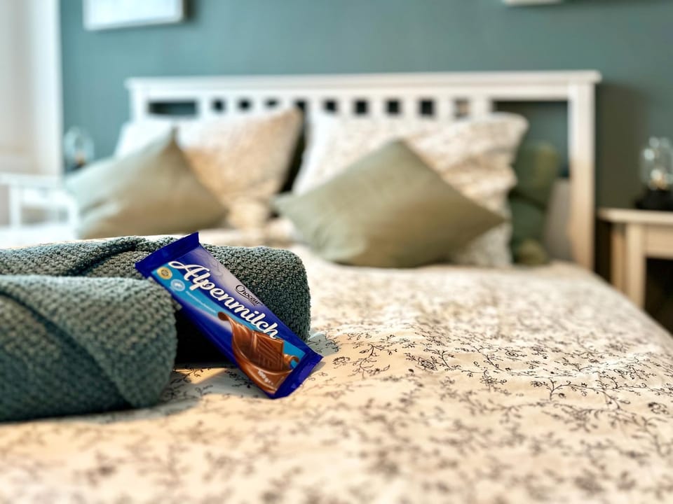 Bed, Bedroom, towels