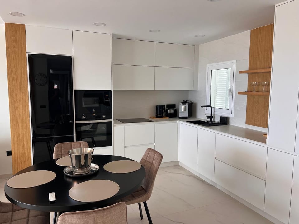 Kitchen or kitchenette, Dining area