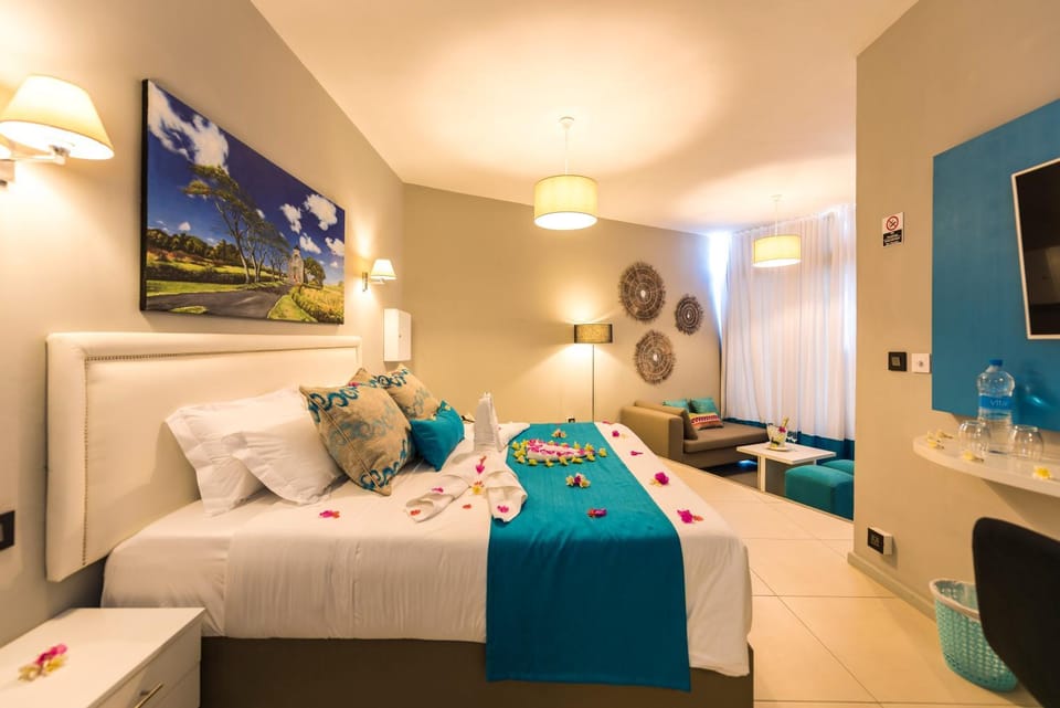 Bed, Photo of the whole room, Seating area, Bedroom