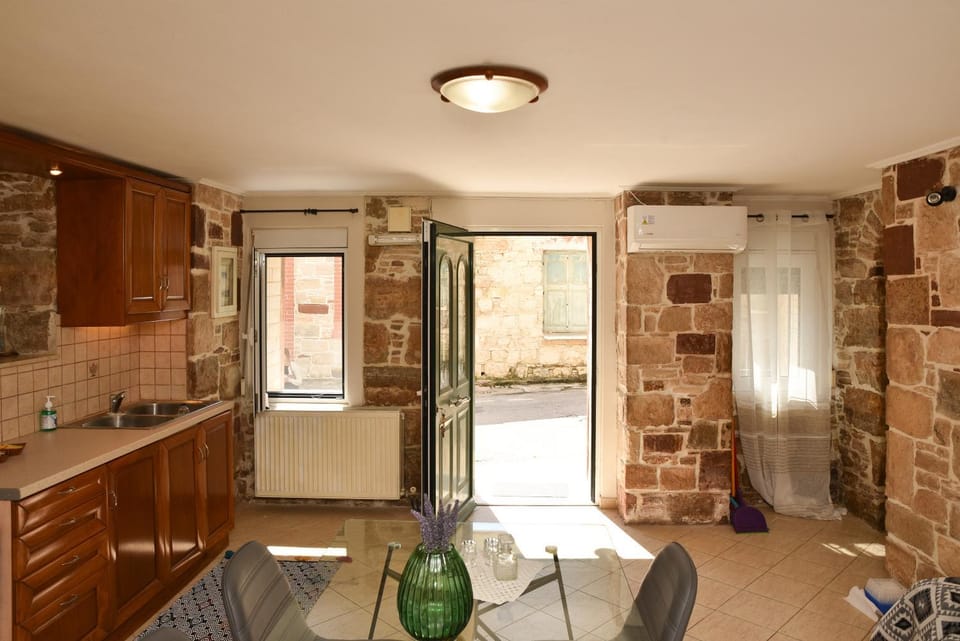 Facade/entrance, Kitchen or kitchenette, Living room, Dining area