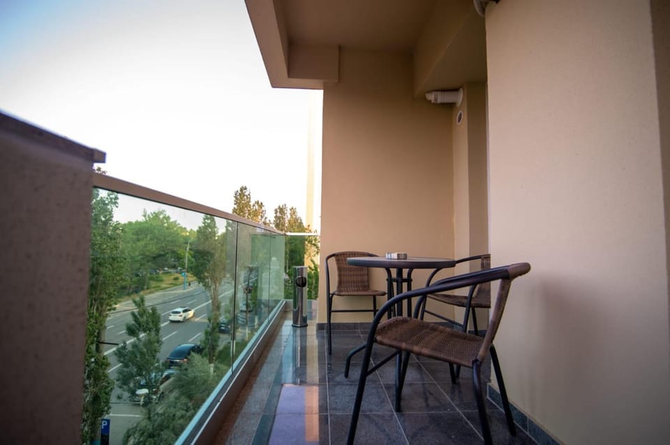 View (from property/room), Balcony/Terrace, Seating area, Dining area